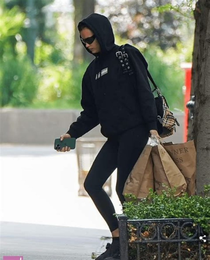 Irina Shayk bets on total black, even when she goes grocery shopping