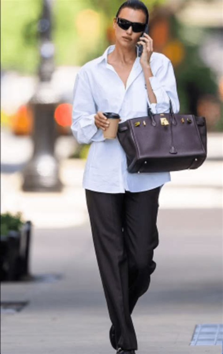 Irina Shayk shows the current embodiment of the fashion formula ‘white top, black bottom’