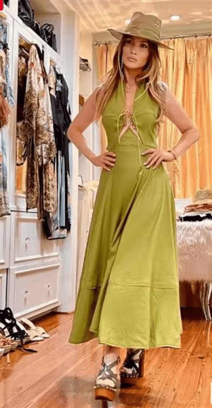 Jennifer Lopez chooses a maxi length – and does it spectacularly