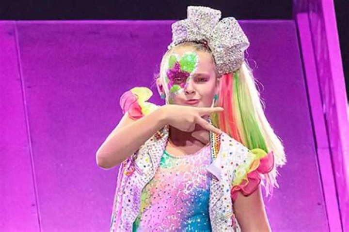 JoJo Siwa And Elliott Brown Spark Dating Rumors And Fans Think They’re The Cutest Together!