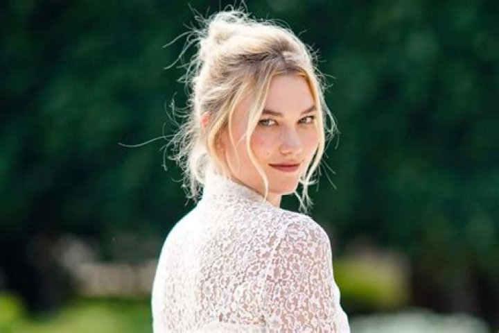 Karlie Kloss Addresses Those Pregnancy Speculations After ‘Baby Bump’ Picture!