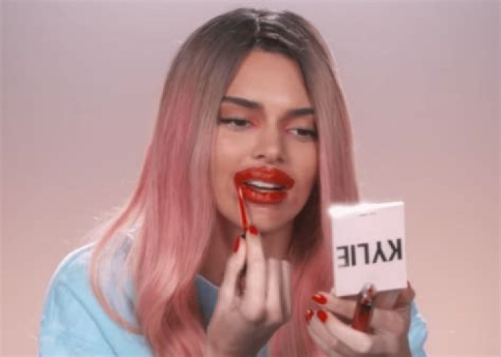 Kendall Jenner Hilariously Recreates Kylie’s Lip Tricks And Smears Lipstick All Over Her Teeth