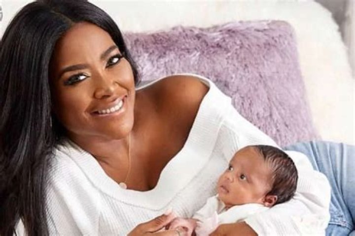 Kenya Moore Shows Off Her Hourglass Figure And Fans Are Blown Away By Her Tiny Waist