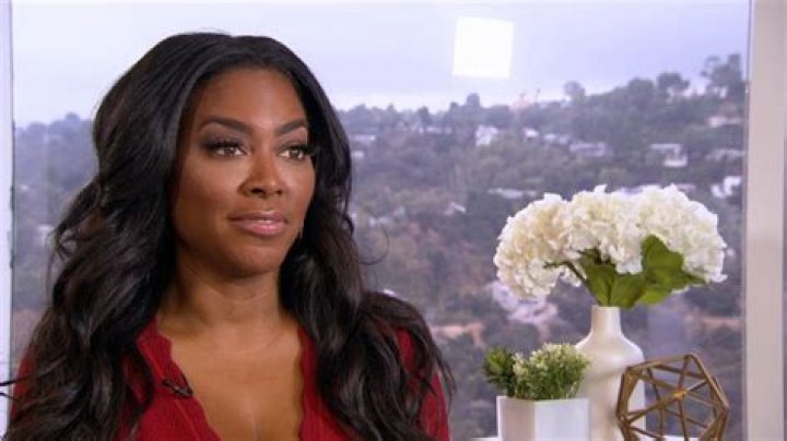 Kenya Moore Worries Fans Who Notice She Took Off Her Wedding Ring – What Happened?