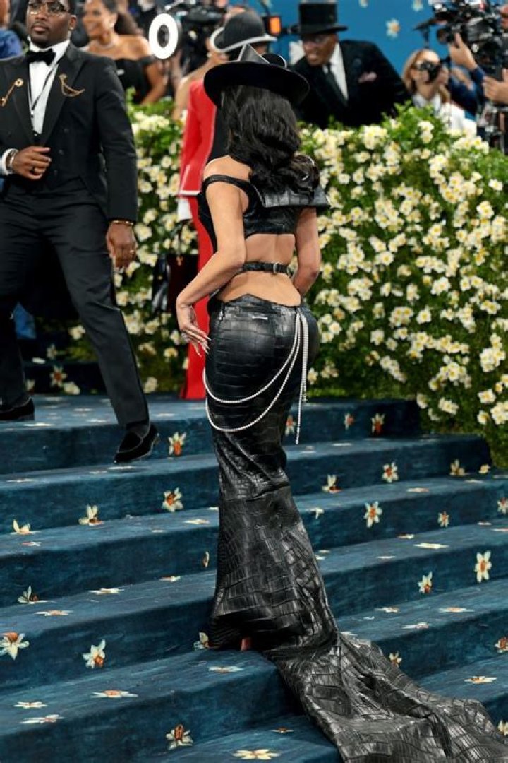 Kim Kardashian received a memorable gift – a strand of Marilyn Monroe herself