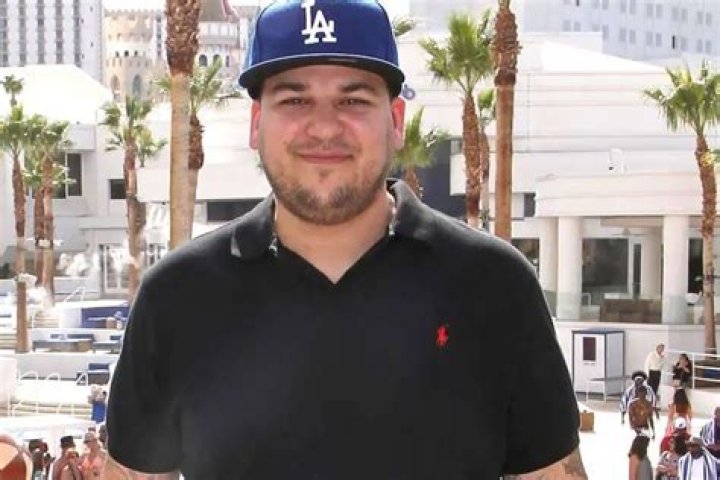 KUWTK: Rob Kardashian Confidently Shows Off His Weight Loss In Shirtless Pic At The Pool!