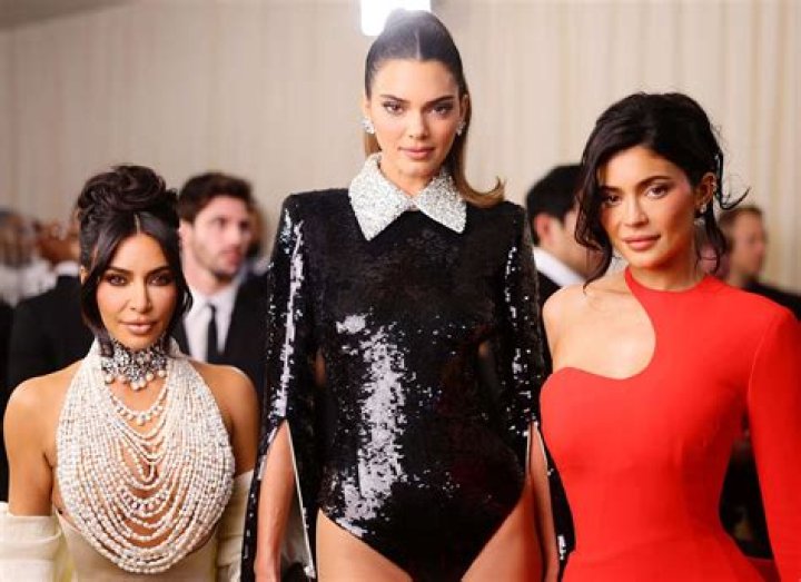 Kylie Jenner Poses With Rob Kardashian And Her Sister, Kendall Jenner