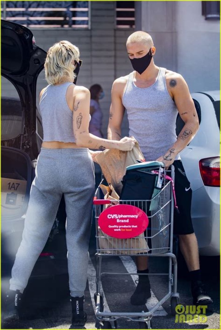 Miley Cyrus And Cody Simpson Help Out Coronavirus Victims By Handing Out Food