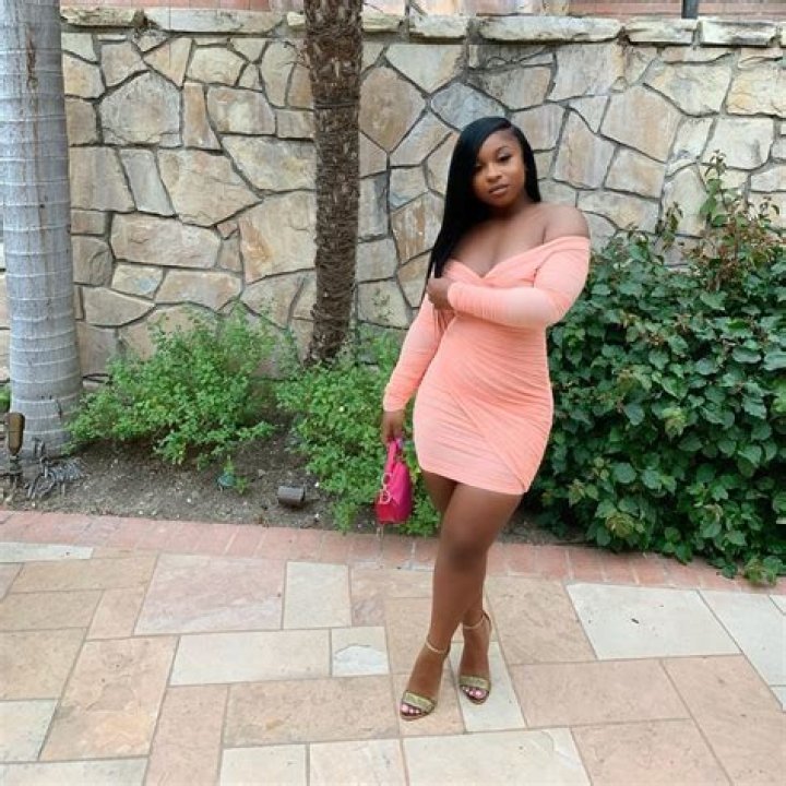 Reginae Carter Is Showing Off Her Toned Body In Black Lingerie And Fans Cannot Have Enough Of Her