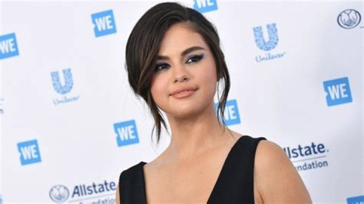 Selena Gomez Visits Her Old Middle School Surprising Students There