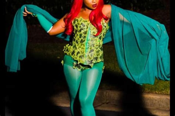 Toya Wright’s Daughter, Reginae Carter Wishes Fans A Happy New Year From A Pool, Showing Off Her Toned Body – Fans Accuse Her Of Photoshopping The Pic