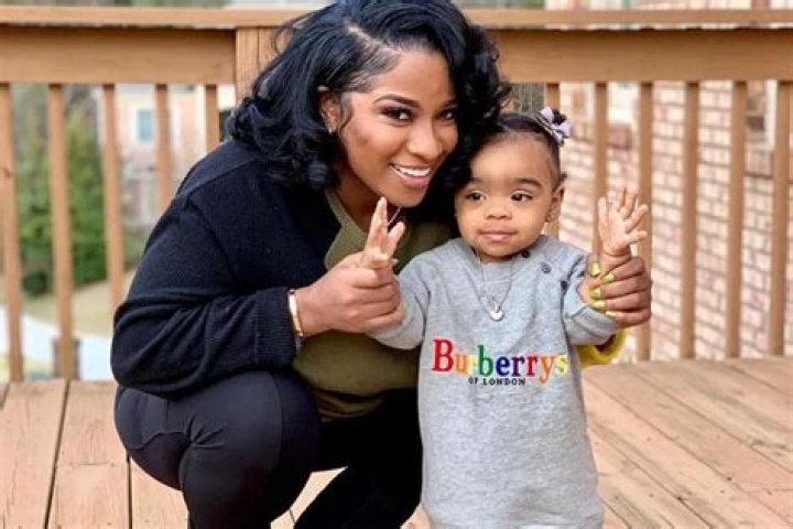 Toya Wright’s Daughter, Reign Rushing Applies Lipgloss For The Very First Time – See The Video