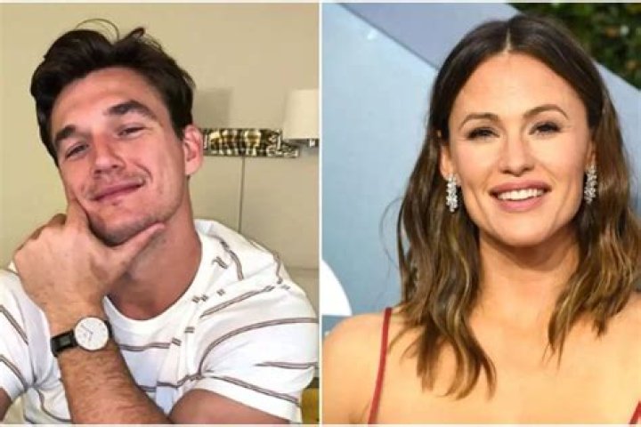 Tyler Cameron Flirts With Jennifer Garner On Social Media!